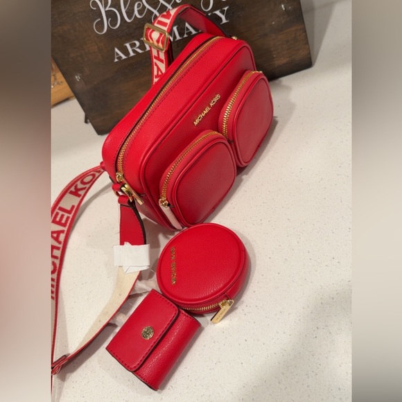 Michael Kors Crossbody with detachable airpod case and coinpouch...$498 - Picture 3 of 9